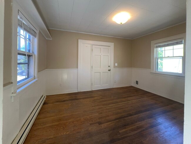 Living room & front door - 2122 SE 43rd Ave