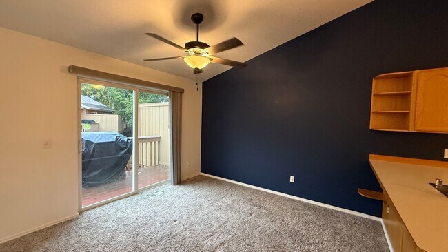 Foto del edificio - 3 Bed, 2 Bath Townhouse Between Elmore and...