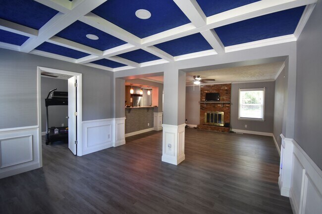 Building Photo - 3 Bedroom and 2 Bath Home- Updated (Pets C...