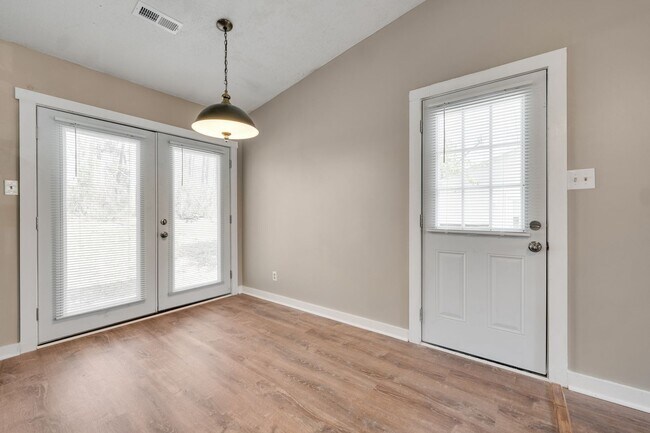 Building Photo - Newly Remodeled 3 Bedroom Ranch Near Downt...