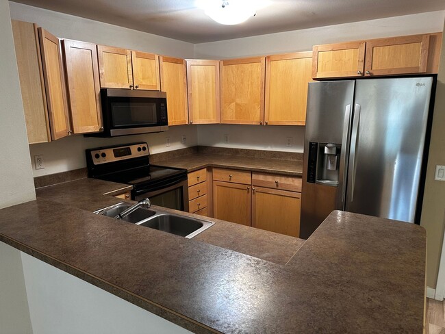 Building Photo - Spacious 2 bed 1 bathroom Condominium