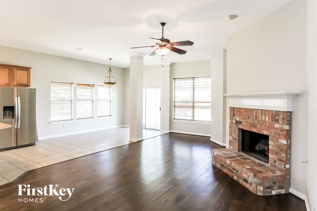 Foto del edificio - 324 Highland Fairway Ln