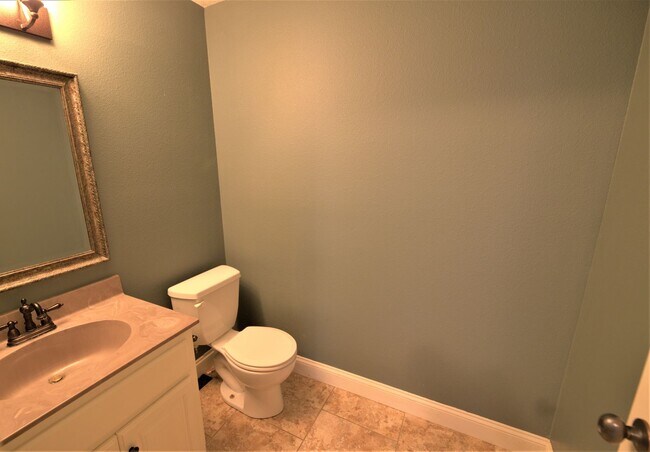 Building Photo - Charming Split Level in Ozark!