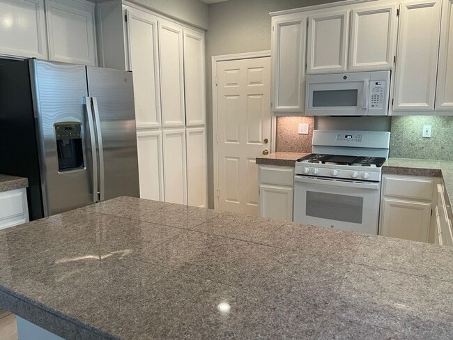 Foto del edificio - Bright 4 Bedroom 2.5 Bath Single Family Ho...