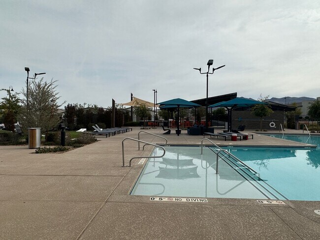 Building Photo - Beautiful 3 bedroom townhome in Henderson ...
