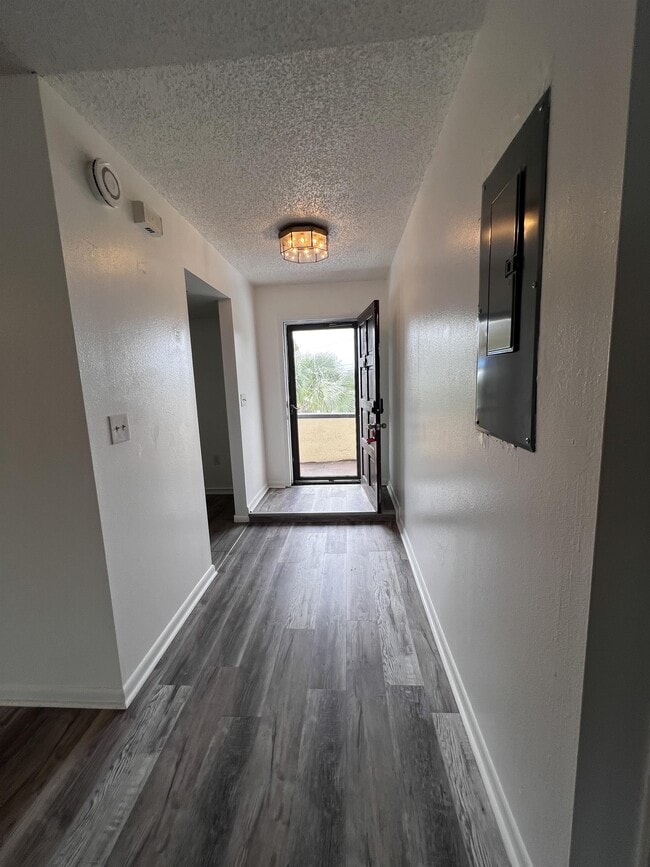 Foto del edificio - 4803 Triton Ct W
