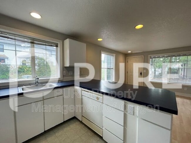 Building Photo - 1127 SE Stephens St