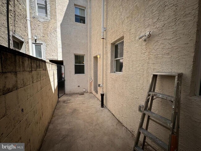 Building Photo - 420 Morris St