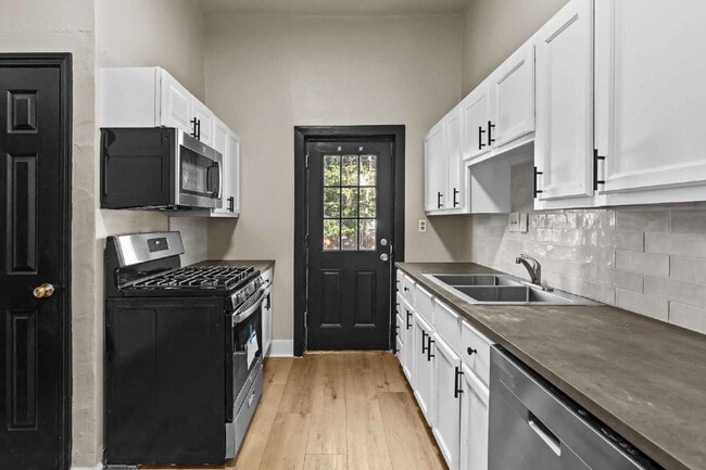 Building Photo - For Rent: Spacious 4 Bedroom Home in South...