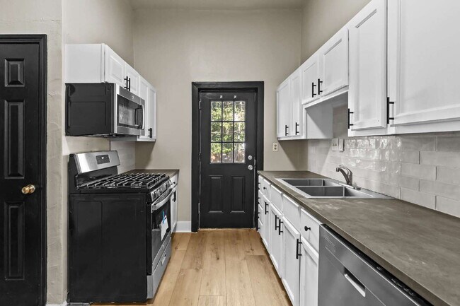 Foto del edificio - For Rent: Spacious 4 Bedroom Home in South...