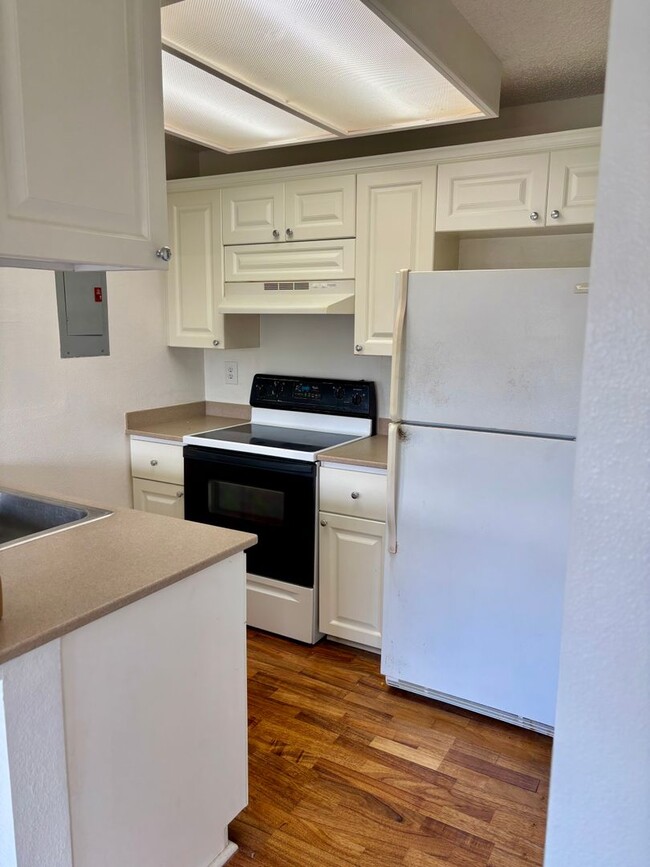 Building Photo - Studio, 1 Bath Apartment with 1 Assigned P...