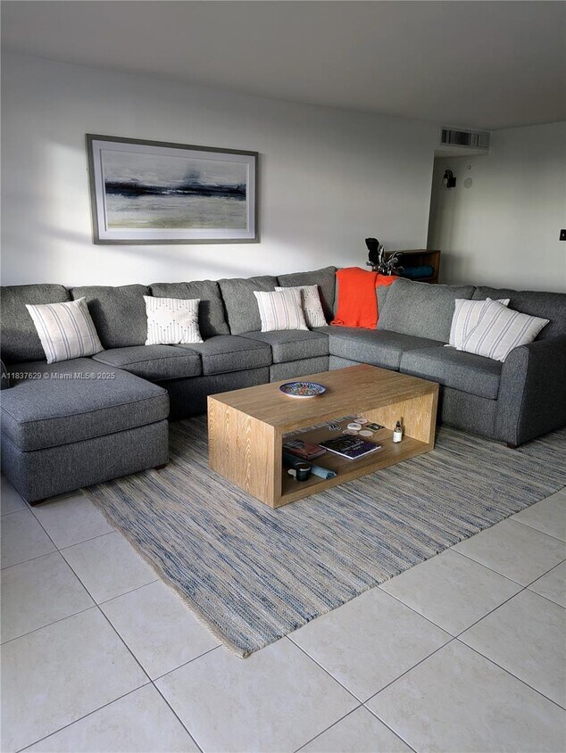 Foto principal - 10101 E Bay Harbor Dr
