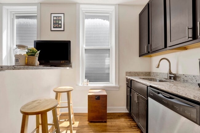 Foto del edificio - TONS OF LIGHT 2 BED IN BUCKTOWN! -- AVAILABLE 8/1!