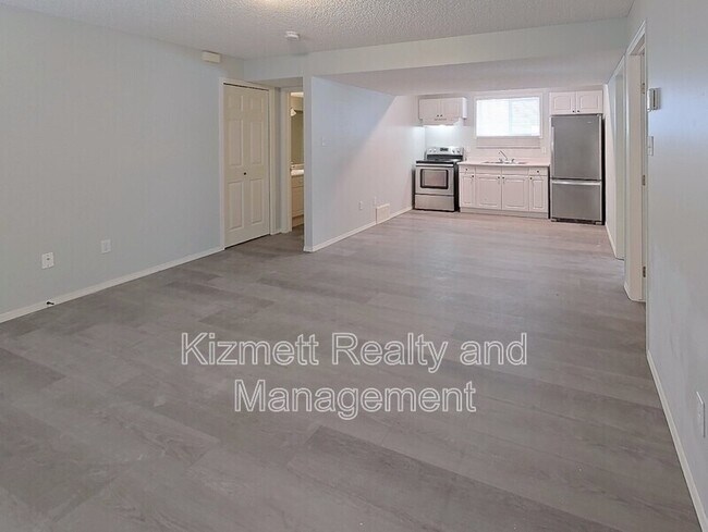 Photo du bâtiment - 2433-232B 32b St NW