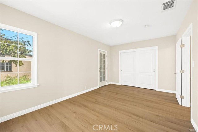 Foto del edificio - 270 S Burton Ave