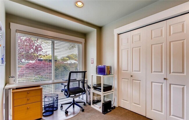 Building Photo - Beautiful Top of Queen Anne Townhome - 3 Beds / 2.5 Baths
