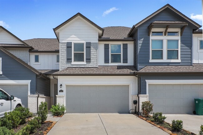 Building Photo - 7449 Hinsdale Dr