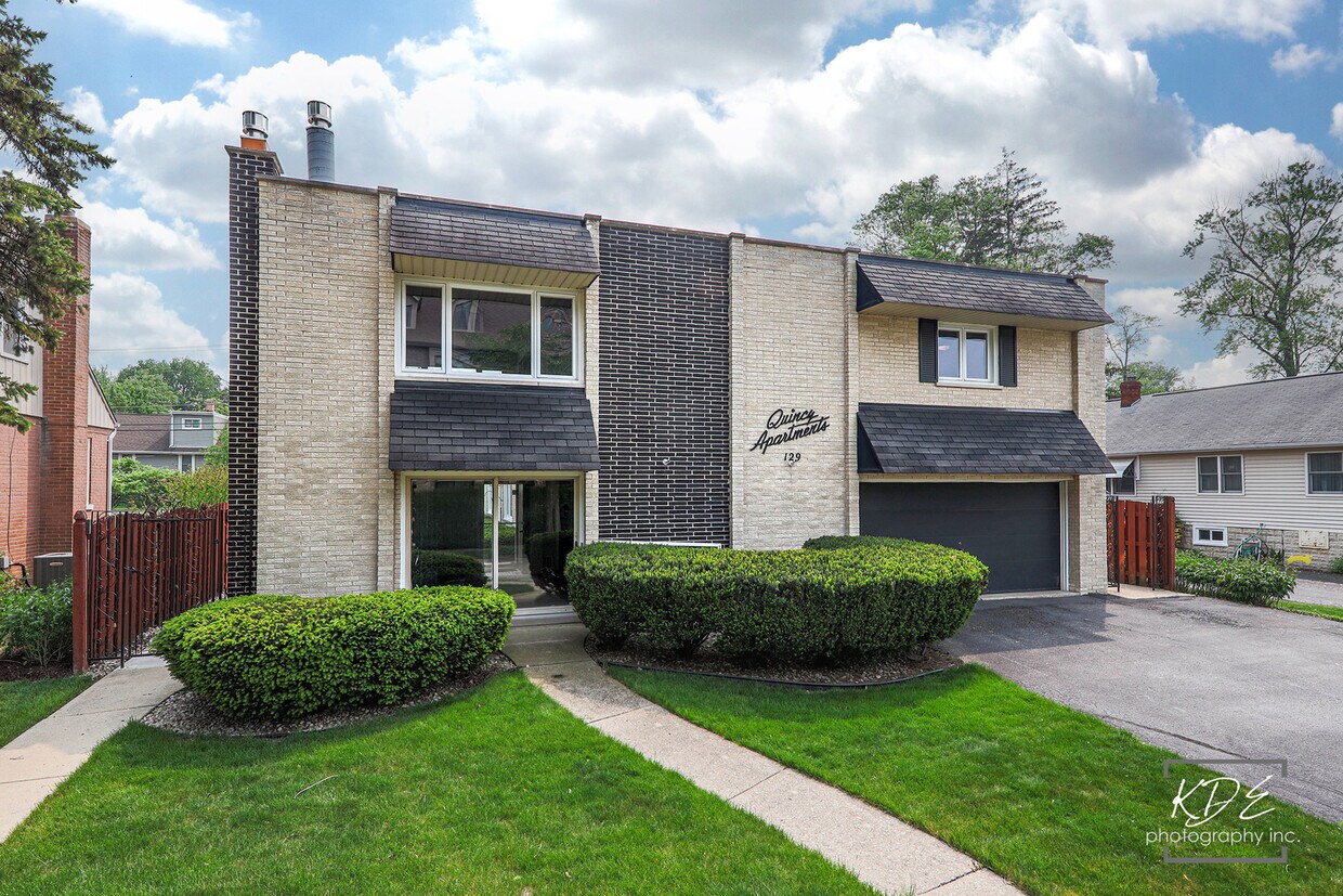 Primary Photo - 129 W Quincy St