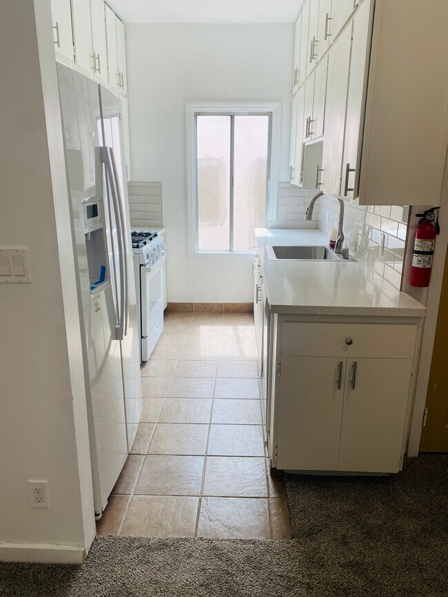 Building Photo - 2410 Lincoln Ave