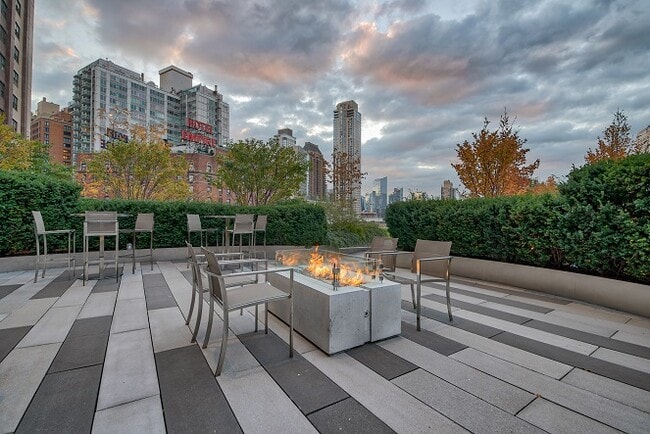 Interior Photo - One Lincoln Plaza