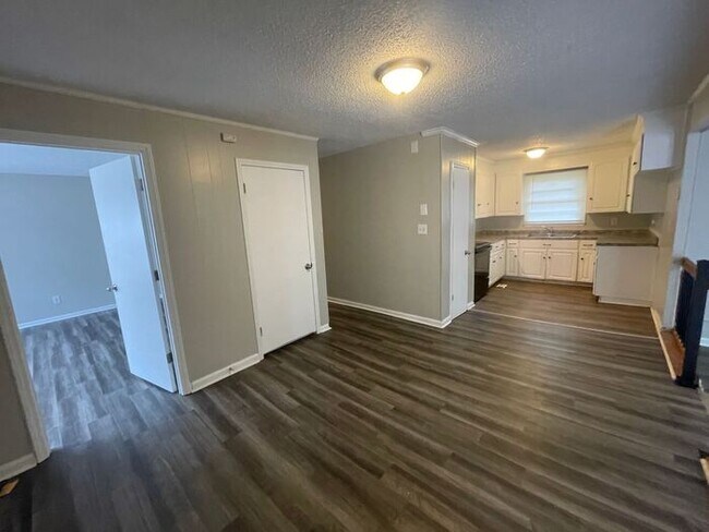 Foto del edificio - 1306 Northwoods Dr