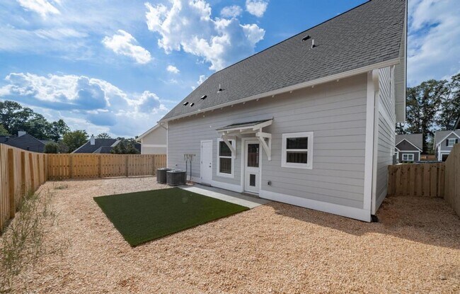 Building Photo - Spacious 3 Bedroom House with Primary Suit...