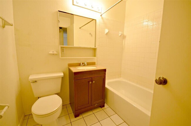 Building Photo - 5630 Brookview Ct