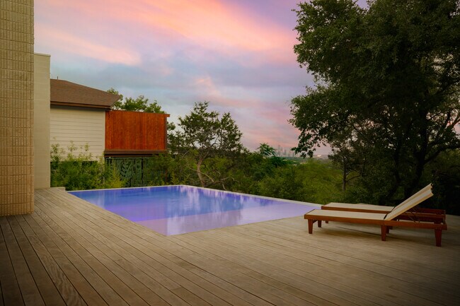 Building Photo - 5205 Scenic View Dr