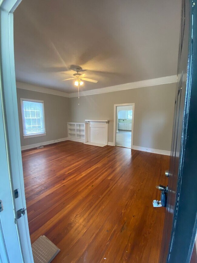 Building Photo - 2bed/1ba Corner House across Ridge from Re...