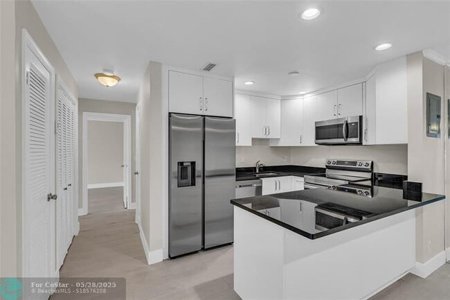 Building Photo - 6319 Bay Club Dr