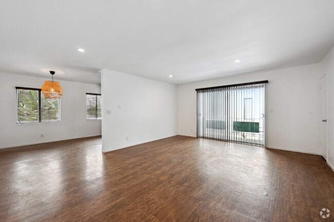 2BR, 1 BA -1100SF - 633 N Hayworth Ave