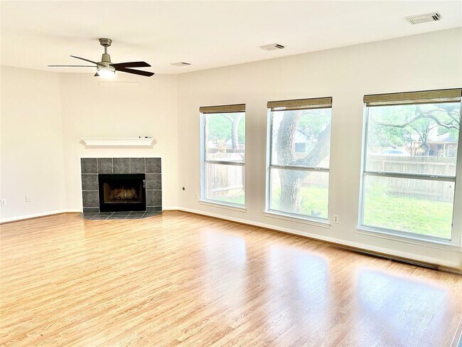 Building Photo - 6400 La Carman Ln
