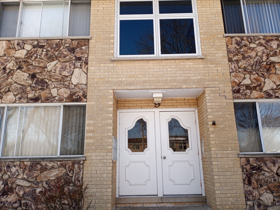 9 W Walnut Ct Unit 2, Roselle, IL 60172 Condo for Rent in Roselle, IL