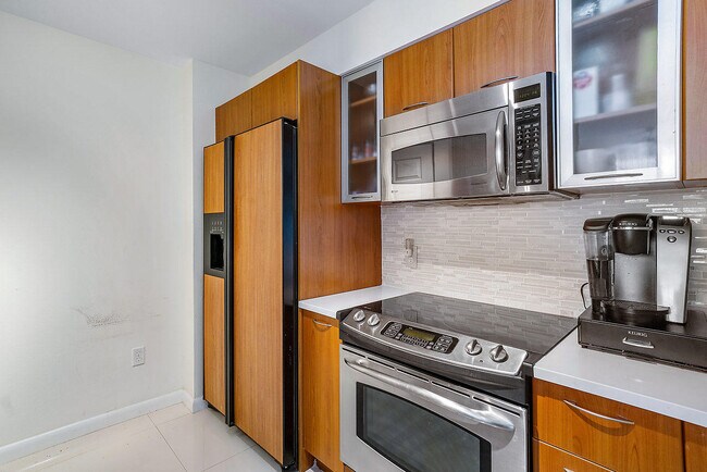Building Photo - 625 Casa Loma Blvd