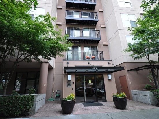 Foto del edificio - Great Studio Condo unit right between Capi...