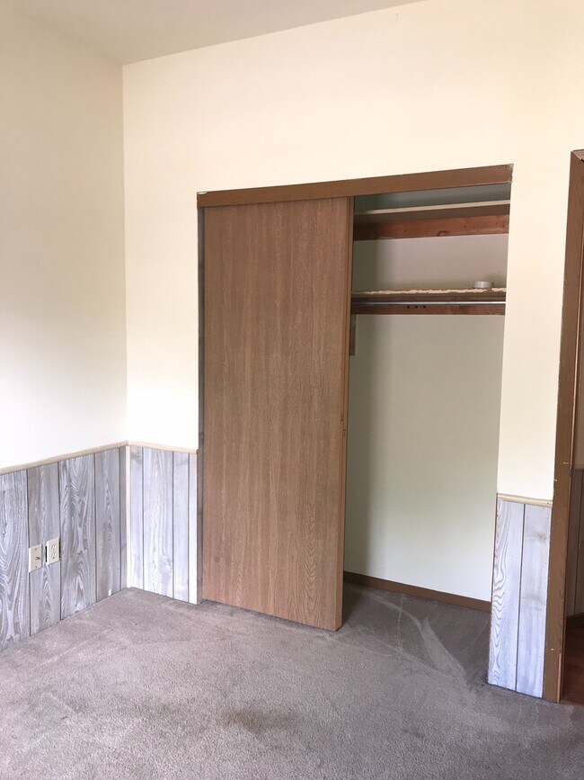 Building Photo - OSU North Campus 5 bedroom 2 bath apartment