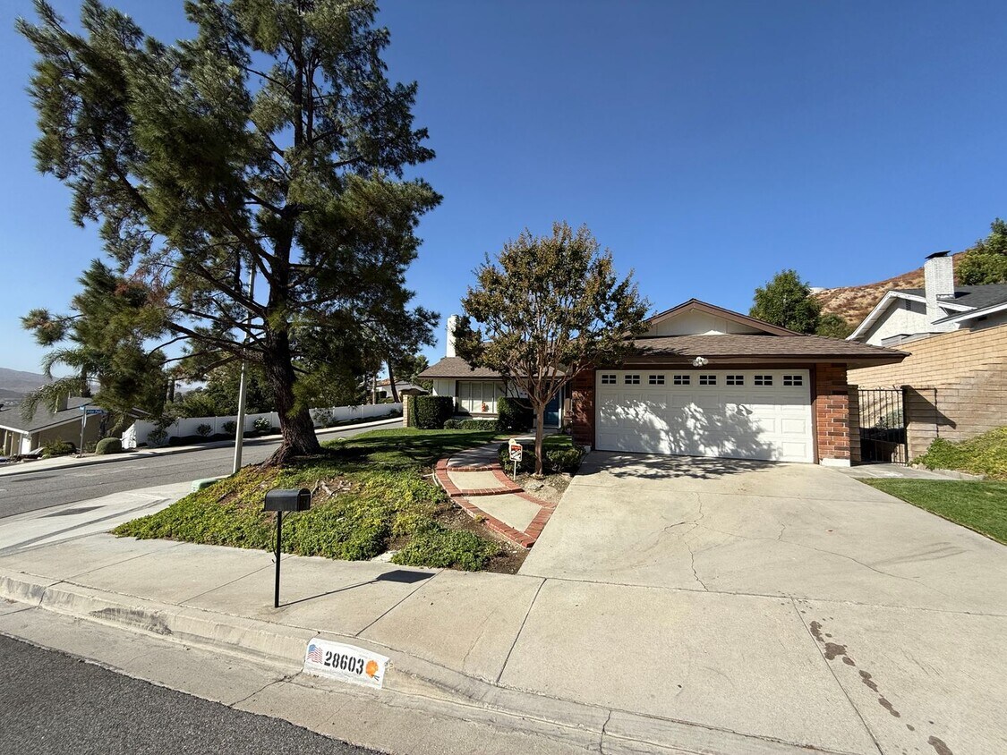 Foto principal - Beautiful 4-Bedroom Home in Canyon Country...