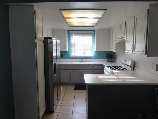 Foto del edificio - COMING SOON! 2 Bedroom + Loft Condo for Rent in Canyon Country!