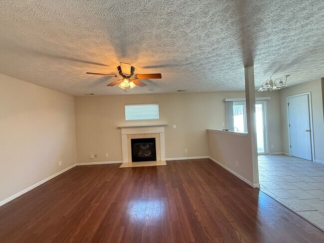 Foto del edificio - Charming 3BR/2BA Home in Brittany Chase with Fenced Yard & Fireplace