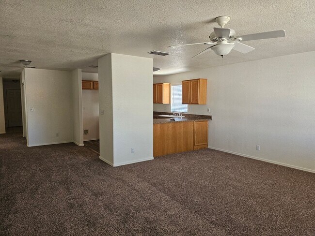 Building Photo - Unfurnished Long Term
