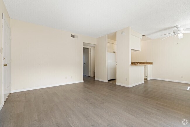 1 habitación, 1 baño, 700 pies cuadrados, sala de estar - Villa Riviera Apartments