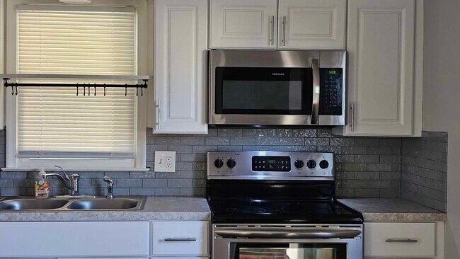 Kitchen - 6007 N 47th St