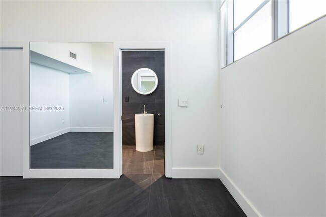 Foto del edificio - 7934 West Dr