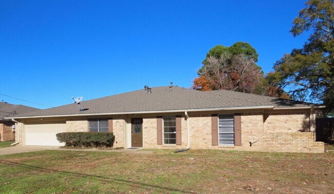 Building Photo - South Tyler! Lovely 3 Bedroom, 2 Bath Duplex
