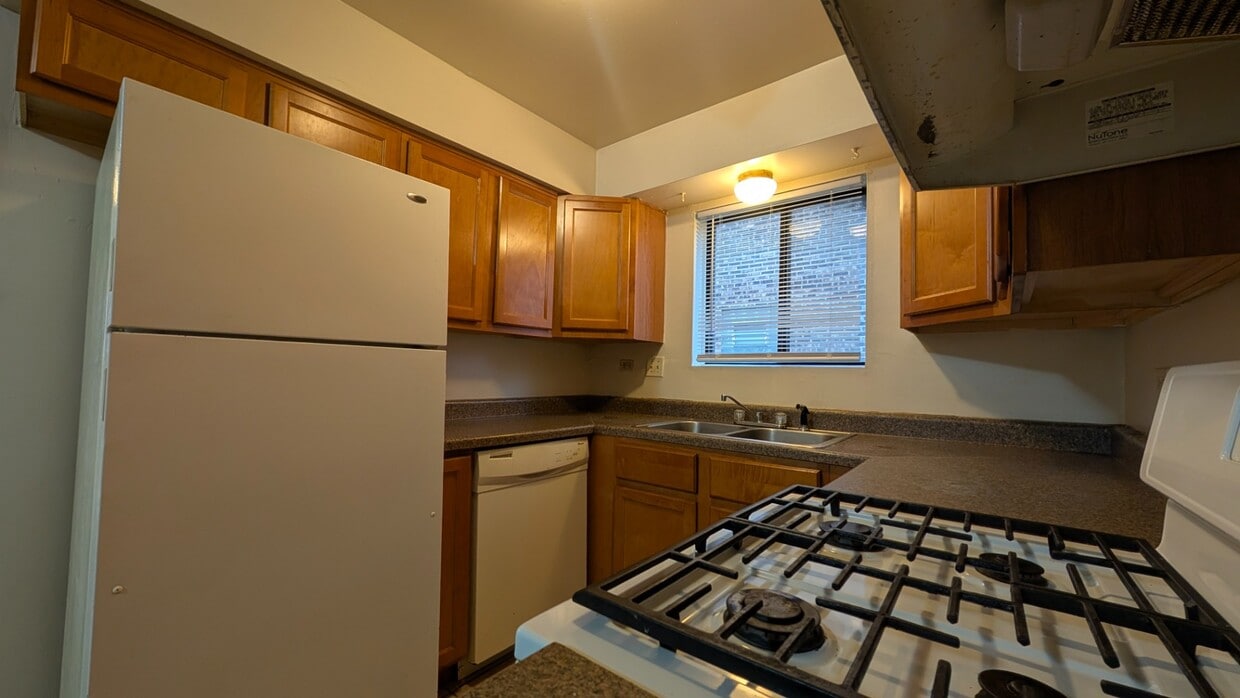 Primary Photo - ?? Spacious 2BR Apartment in Calumet City ...