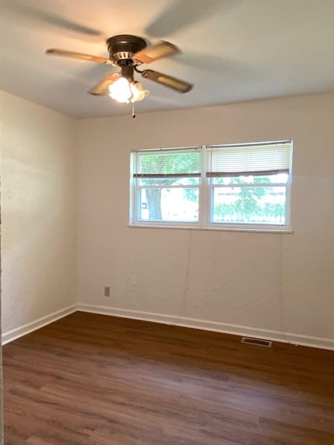 Building Photo - Three Bedroom, 1.5 Bath Home with Garage, Large Backyard!!