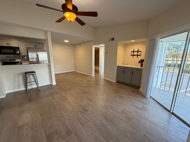 Foto del edificio - ANNUAL RENTAL - 2ND FLOOR 1 BED PLUS DEN/1 BATH CONDO IN GRANADA LAKES!