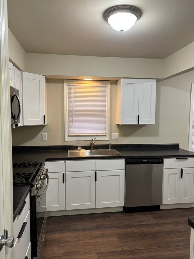 Foto del edificio - 8599 E H Ave