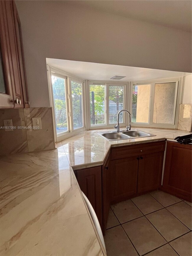 Foto del edificio - 150 NE 173rd St