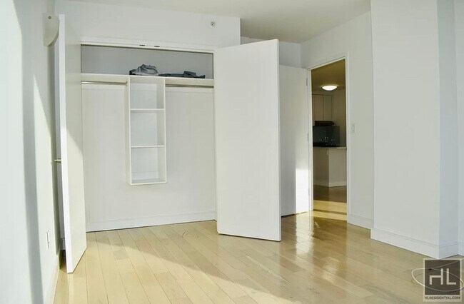 Foto del edificio - Gorgeous rent stabilized 1 bedroom apartment spanning 700 sq with private balcony, dishwasher, mi...